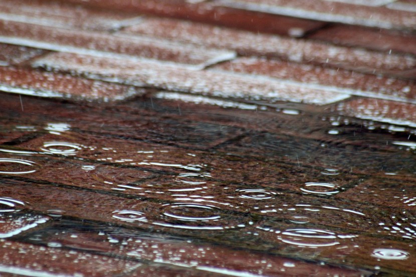 雨後積水的地面圖片