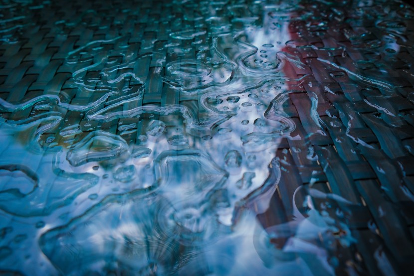 雨後積水的地面圖片