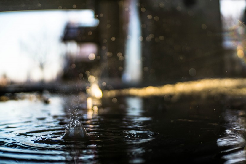 雨後積水的地面圖片