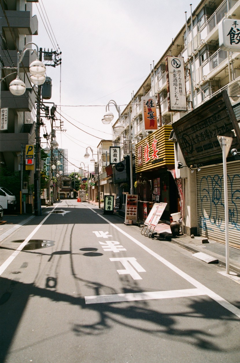 空蕩蕩的城市街道圖片