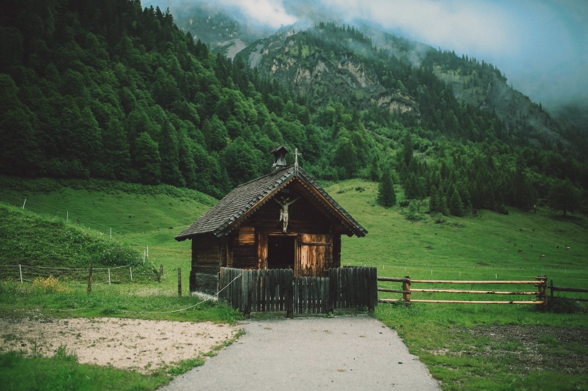 美麗山景中的房屋圖片