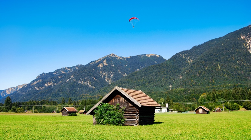 美麗山景中的房屋圖片