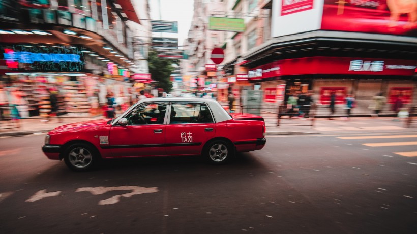 行駛在路上的汽車圖片