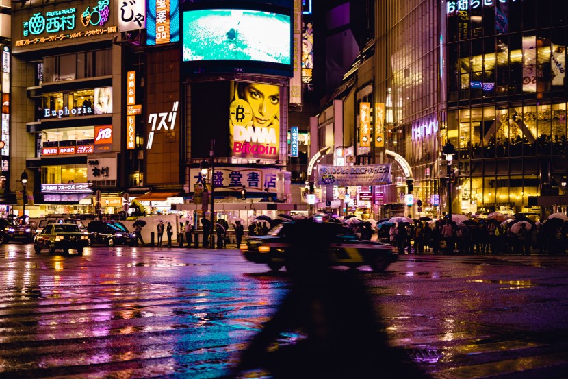 燈火朦胧的雨夜街道圖片