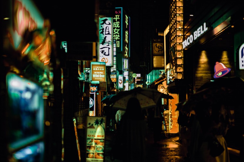 燈火朦胧的雨夜街道圖片