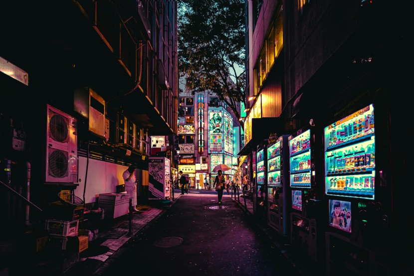 燈火朦胧的雨夜街道圖片