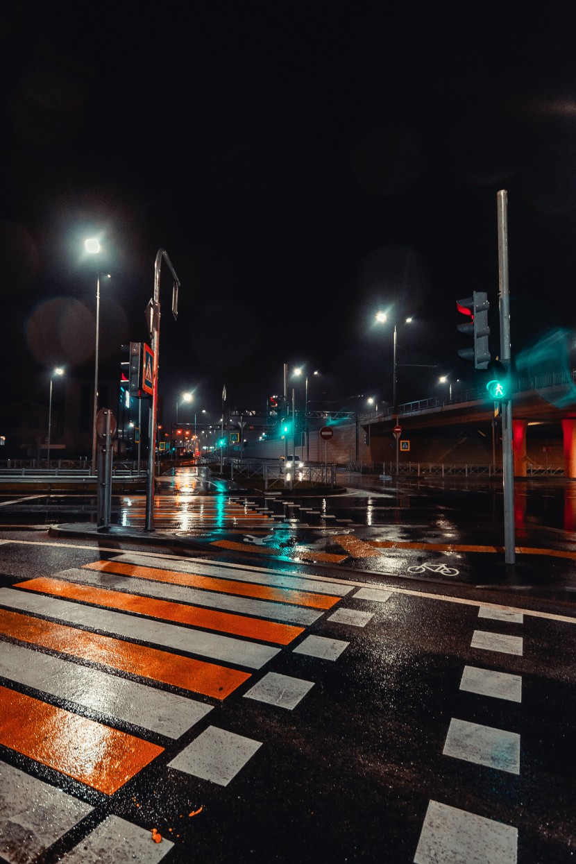 燈火朦胧的雨夜街道圖片