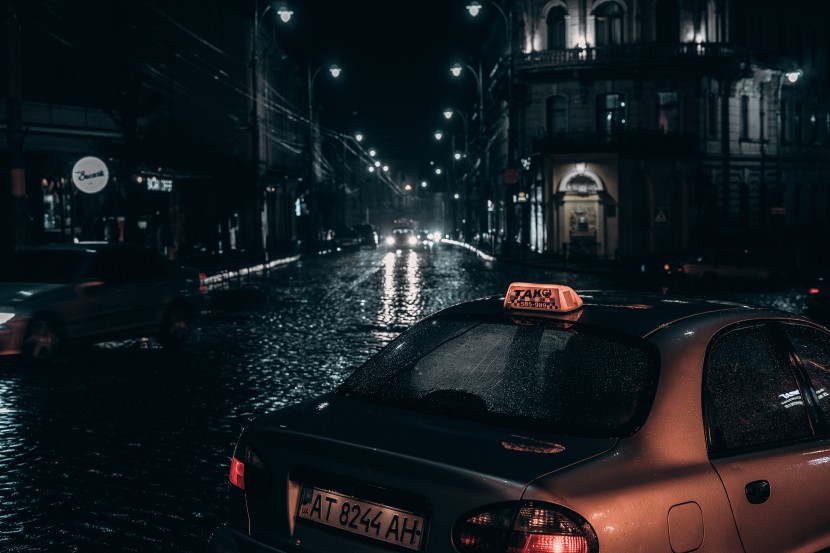 燈火朦胧的雨夜街道圖片