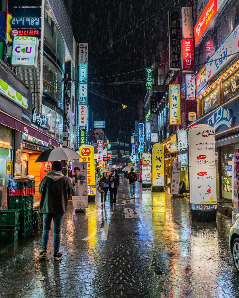 燈火朦胧的雨夜街道圖片