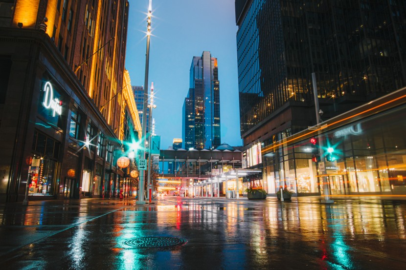 燈火朦胧的雨夜街道圖片