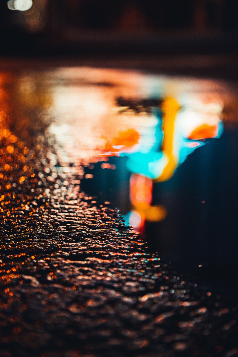 燈火朦胧的雨夜街道圖片