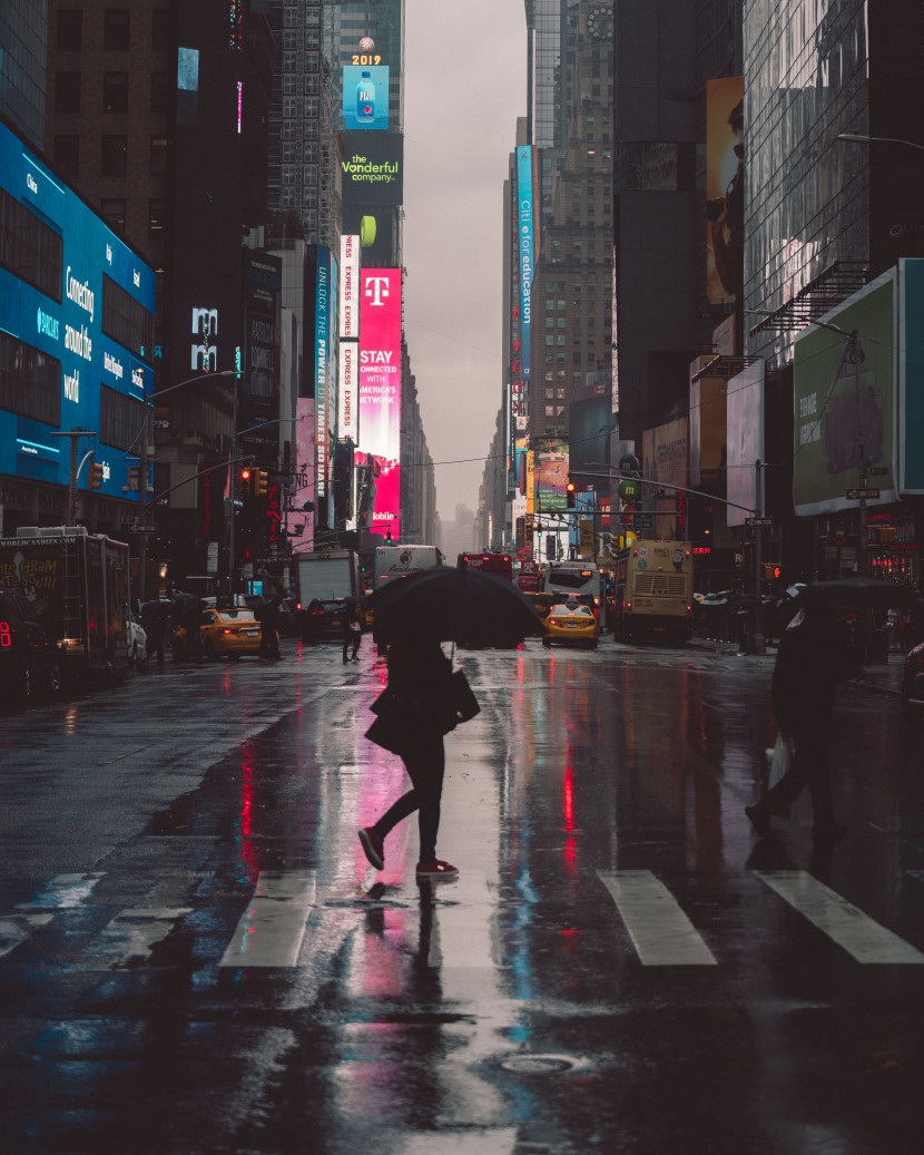 燈火朦胧的雨夜街道圖片