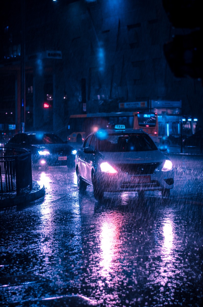 燈火朦胧的雨夜街道圖片