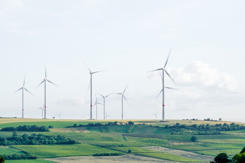 高大的風力發電風車圖片