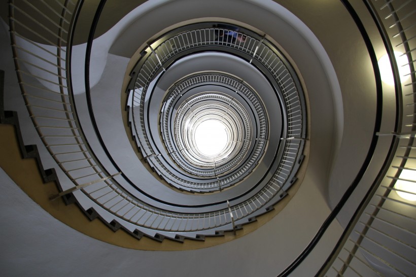 螺旋式的樓梯圖片