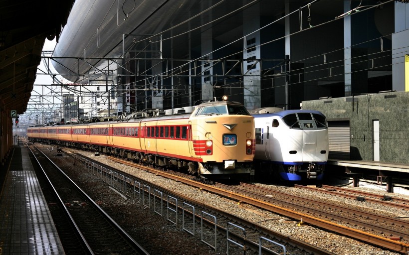 高速行駛的火車、動車、高鐵圖片