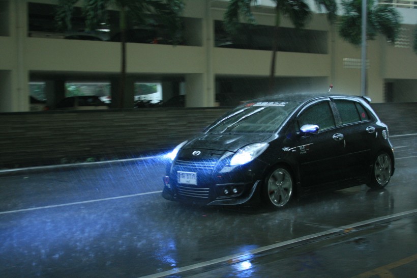 雨中的車圖片