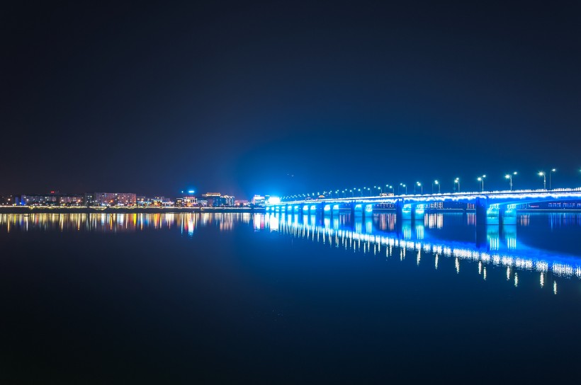 夜晚城市的水中倒影圖片