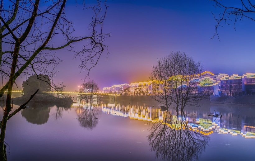 夜晚城市的水中倒影圖片