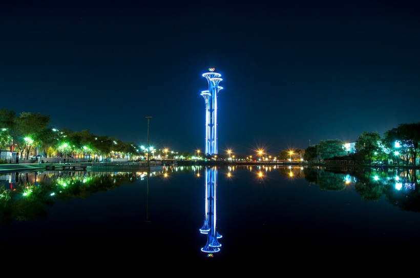 夜晚城市的水中倒影圖片