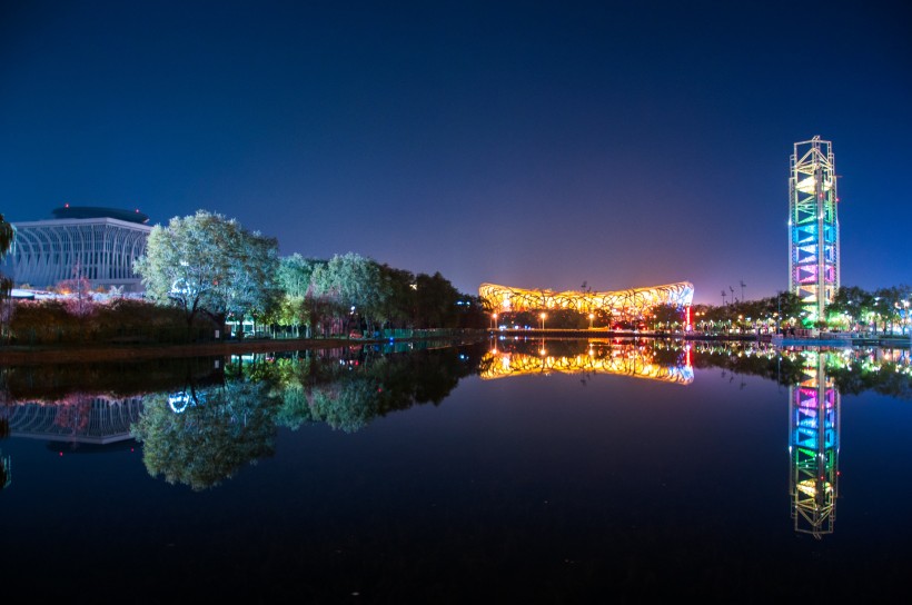 夜晚城市的水中倒影圖片