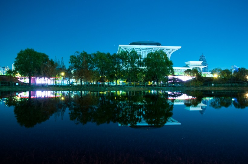 夜晚城市的水中倒影圖片