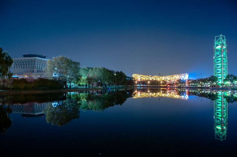 夜晚城市的水中倒影圖片