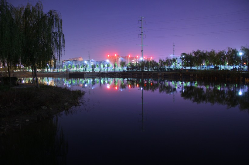 夜晚城市的水中倒影圖片