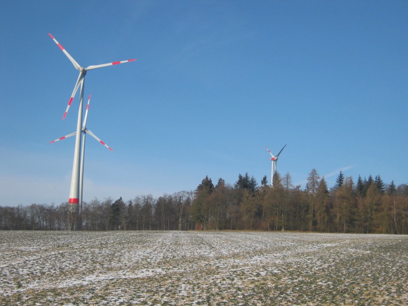 高大的風力發電機圖片