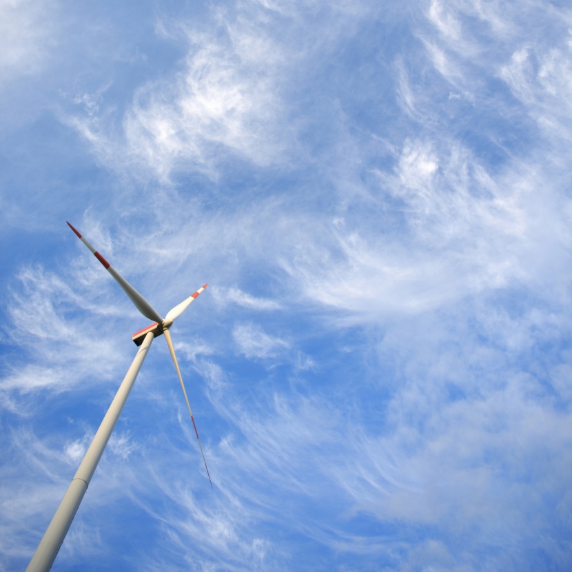 唯美黃昏裡的風力發電機圖片