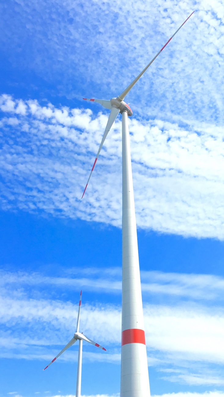 高大的風力發電機圖片