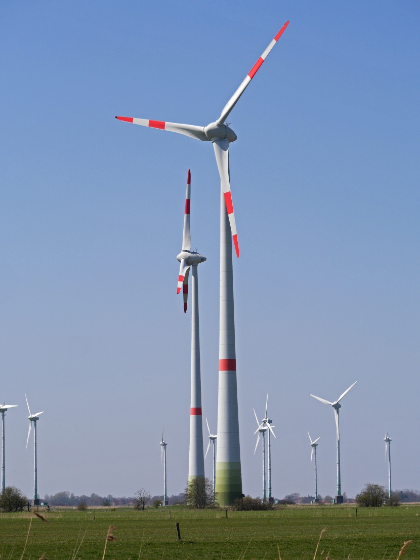 高大的風力發電機圖片