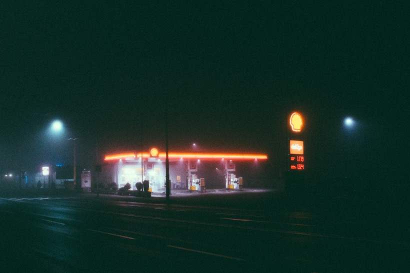 夜晚的加油站圖片