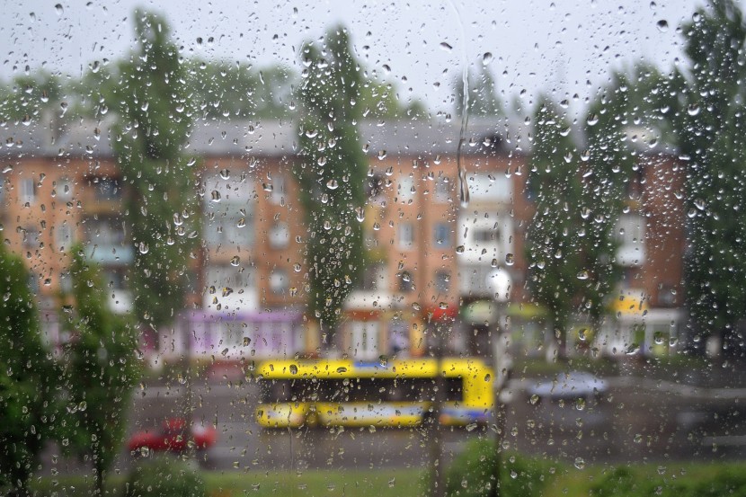 雨天的玻璃窗圖片