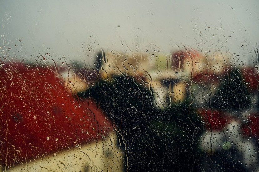 雨天的玻璃窗圖片