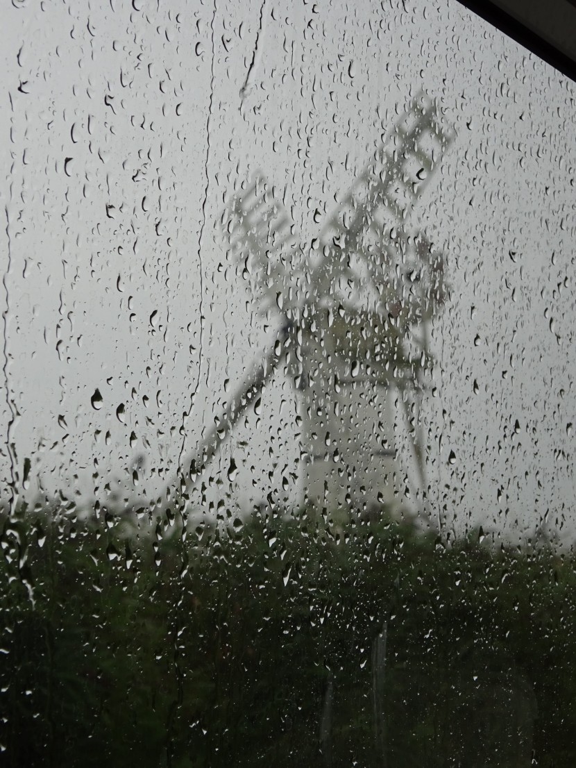 雨天的玻璃窗圖片