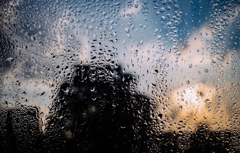 雨天的玻璃窗圖片