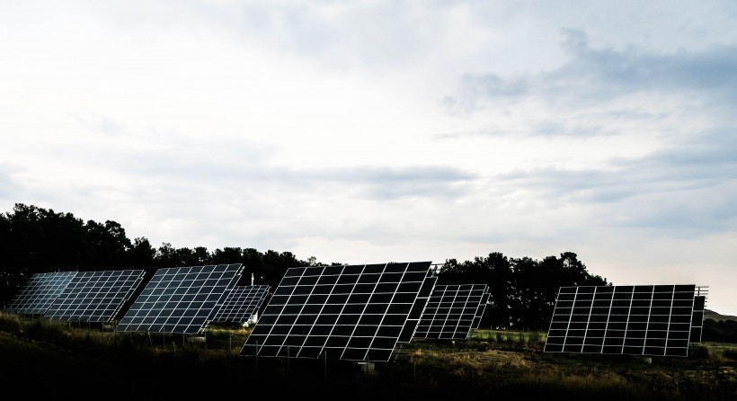 整齊的太陽能電池闆圖片