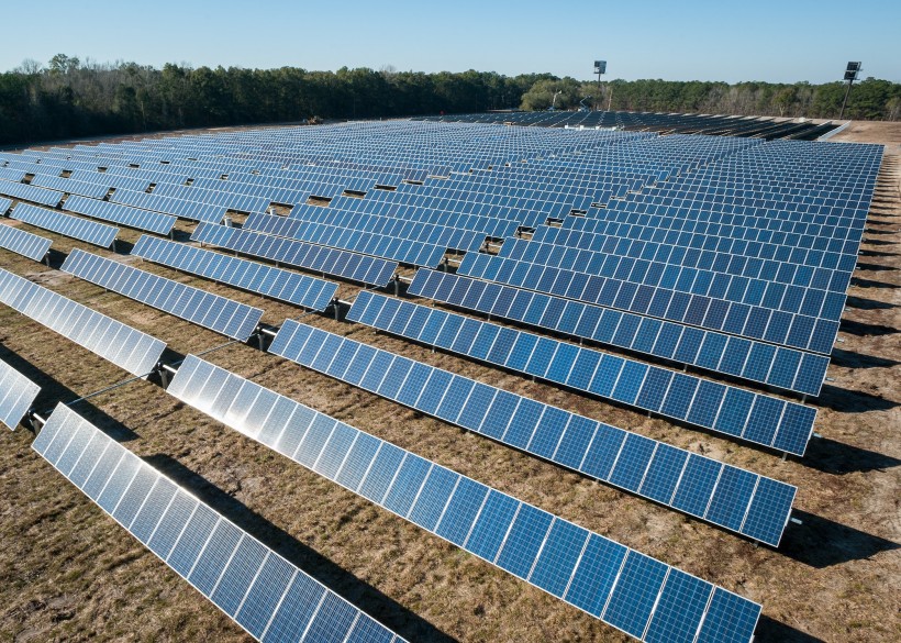 整齊的太陽能電池闆圖片