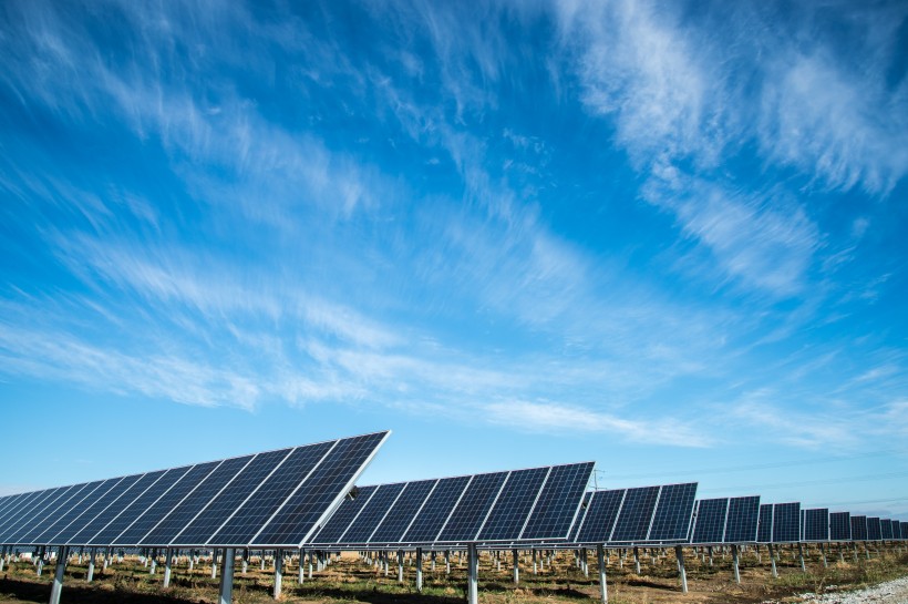 整齊的太陽能電池闆圖片