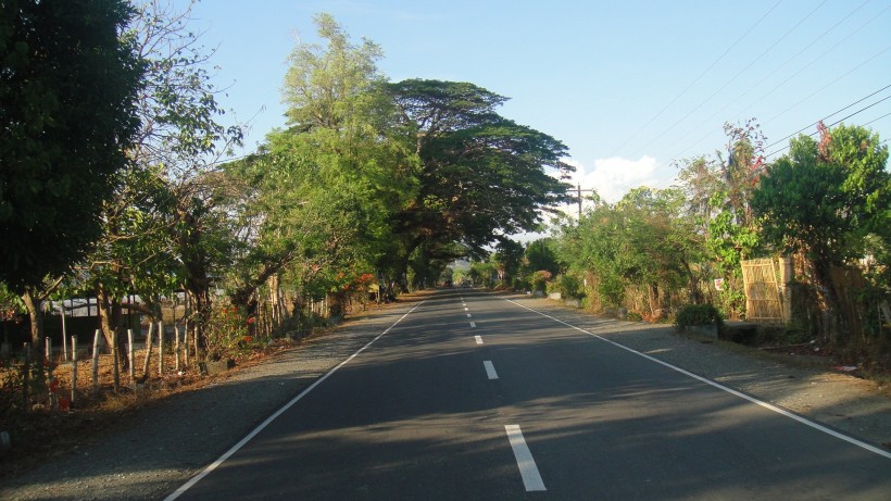 廢棄曲折的柏油路圖片