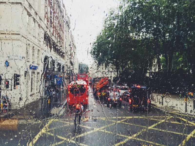 下着雨的窗外圖片