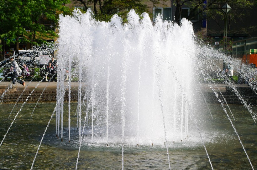 日本劄幌大通公園的噴泉圖片