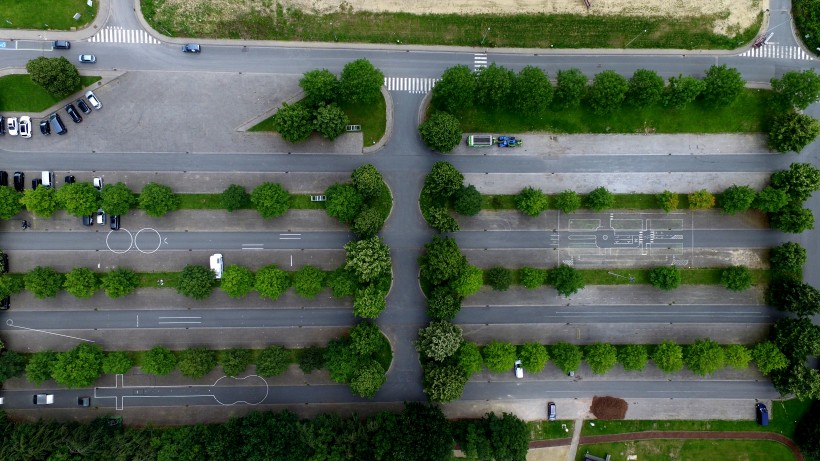 空曠的停車場圖片