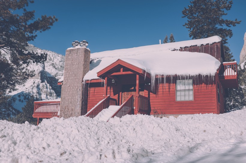 被雪覆蓋的小屋圖片