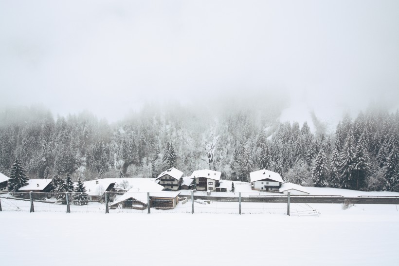 被雪覆蓋的小屋圖片