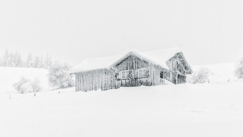 被雪覆蓋的小屋圖片