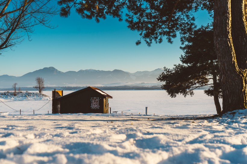 被雪覆蓋的小屋圖片