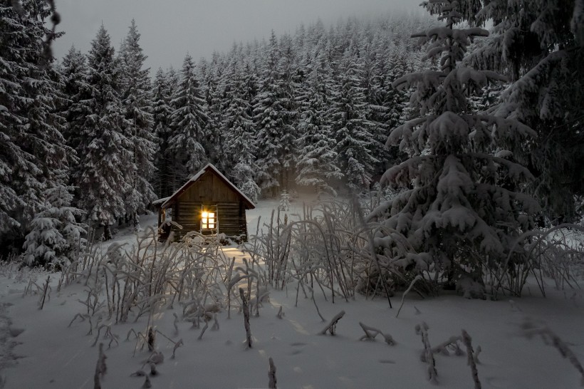 被雪覆蓋的小屋圖片