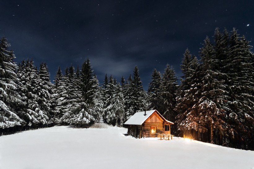 被雪覆蓋的小屋圖片